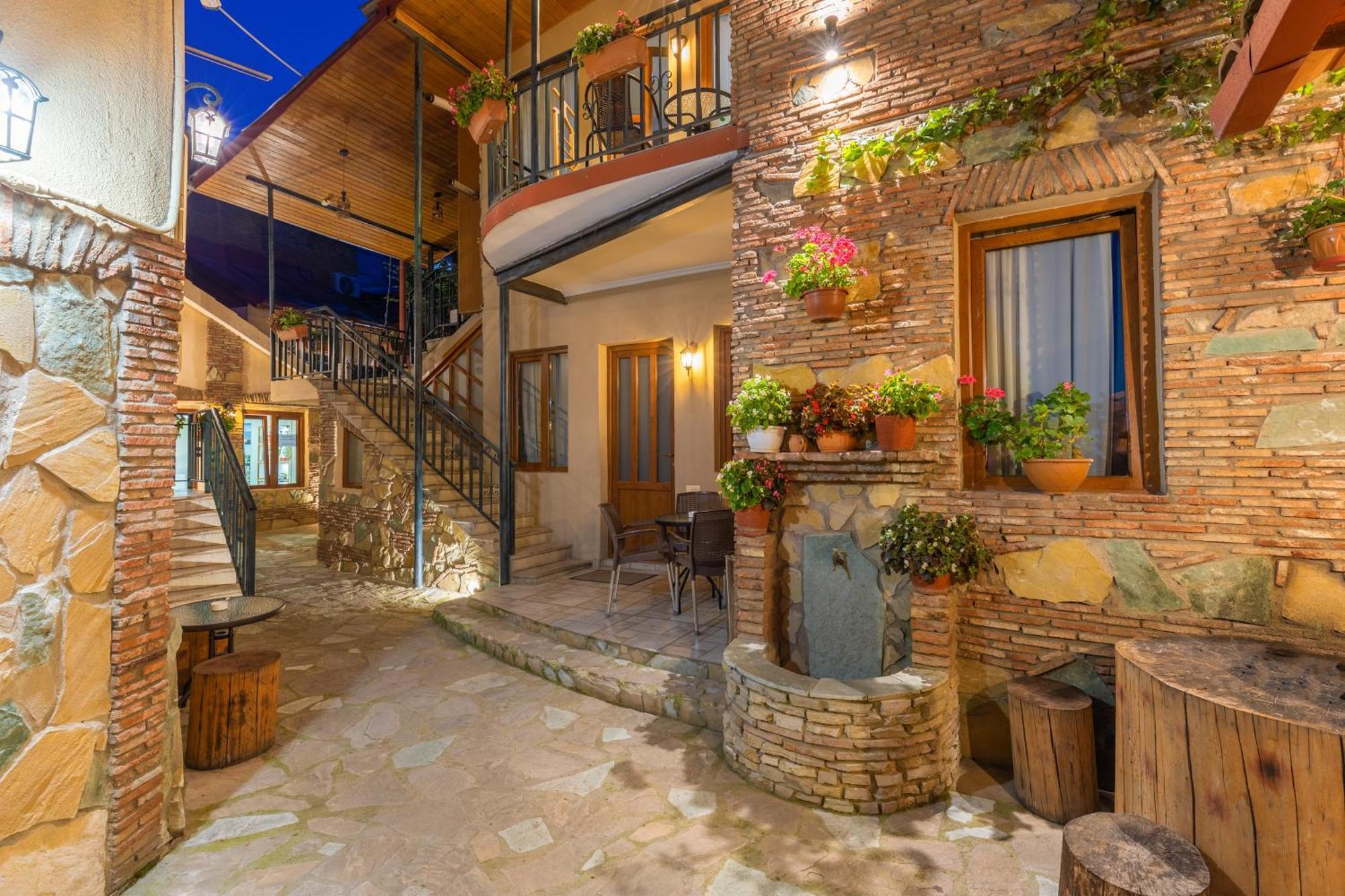 Apartments With Wine Cellar In Old Tbilisi ภายนอก รูปภาพ